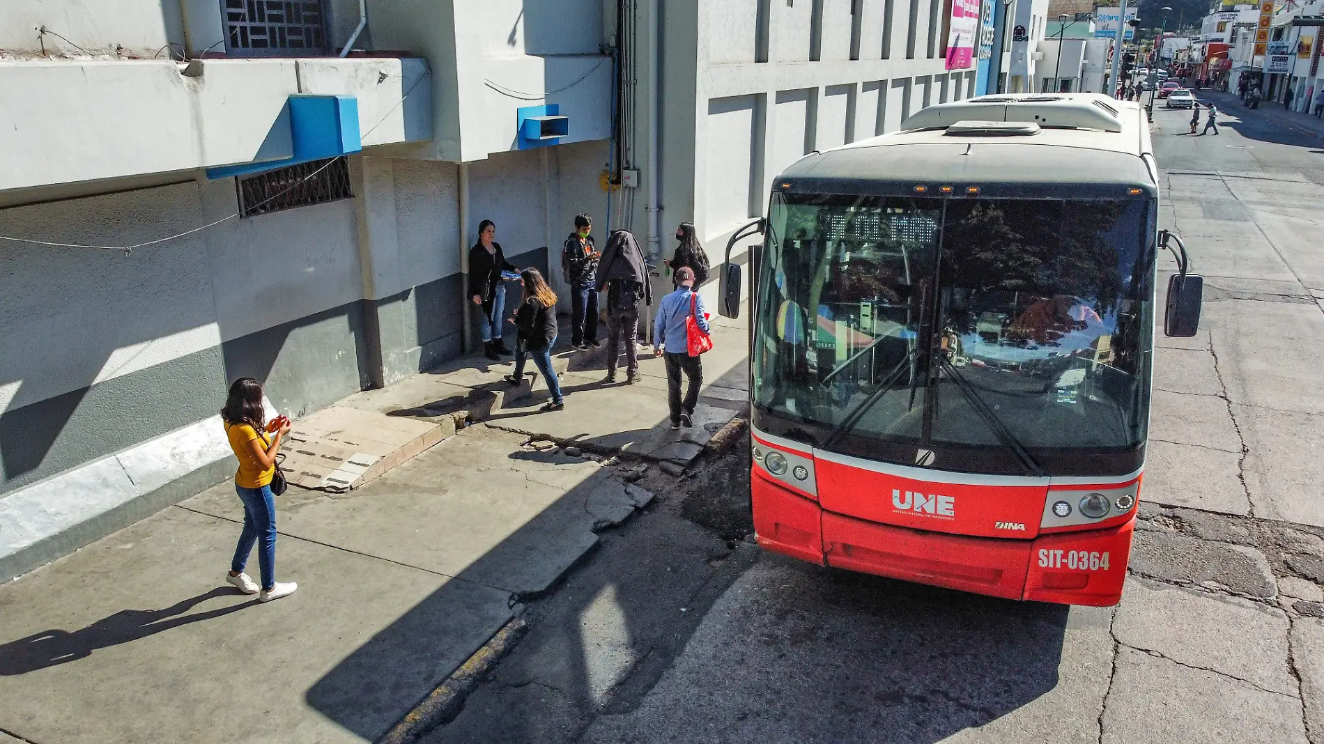 Temática Movilidad, transporte público, espera de camiones, gente esperando el transporte - Cecilia Saijas